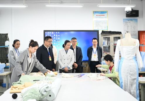 桂平市政协副主席王锦芳一行到广西轻工技师学院开展调研