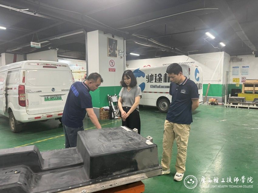 图2.教师代表参观企业生产车间.jpg