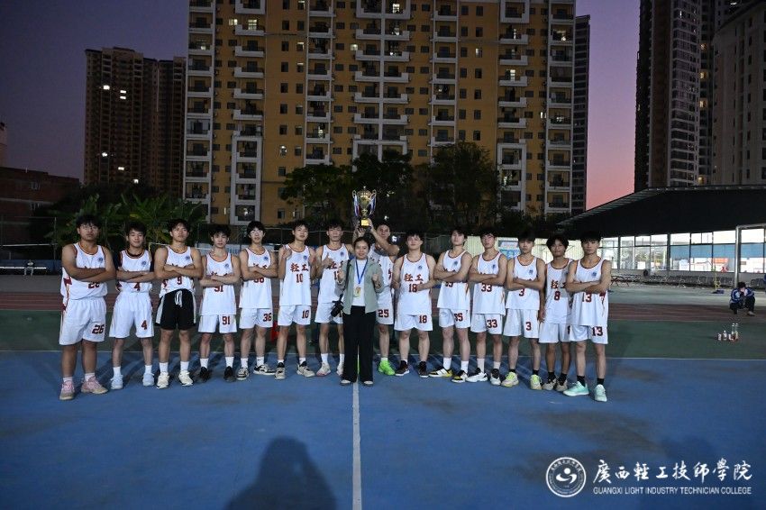 图3.篮球比赛冠军领奖时刻.jpg