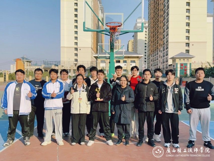 图4.拔河比赛冠军领奖时刻.jpg