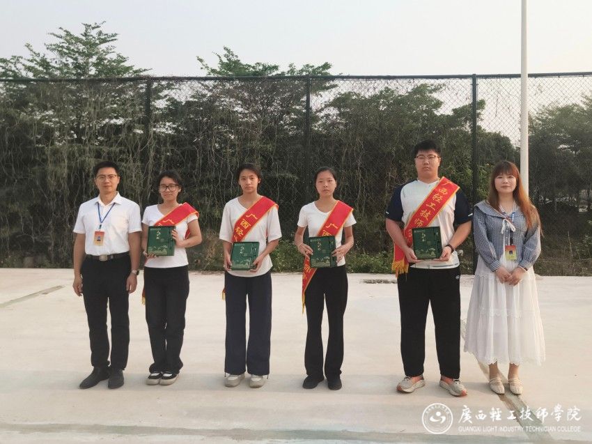 1775818322999122.jpg 1新一代信息技术赛道(1队)银奖获奖学生合影(指导老师:赖彦宏).jpg