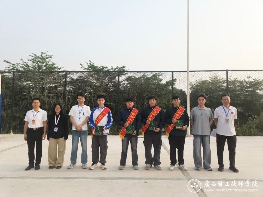 1775818422431036.jpg 2新一代信息技术赛道(2、3队)银奖获奖学生合影(指导老师:吴志明、卢昱静、冯圣杰).jpg