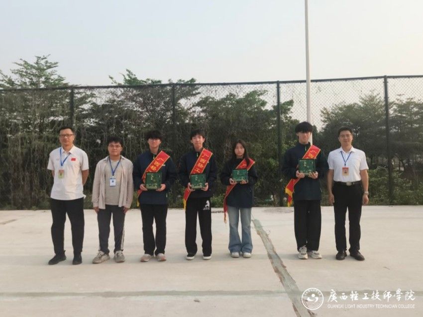 1775818485614627.jpg 人工智能赛道铜奖获奖学生合影(指导老师:马德光、黄创明)(1).jpg