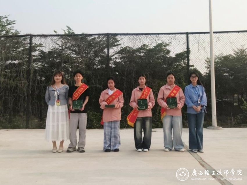 1775818536246310.jpg 艺术设计赛道铜奖获奖学生合影(指导老师:彭晶、石欣怡)(1).jpg