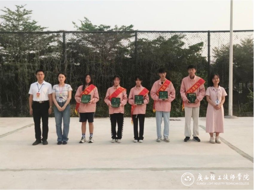 1775818615413972.jpg 新闻传播赛道学生合影(指导老师:杨竹韵、卢蓓、黄婷婷、毛雷秋)(1).jpg