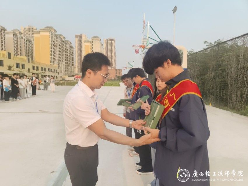 1775818707705720.jpg 系主任马德光为获奖学生代表颁奖.jpg