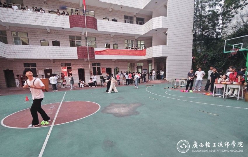 学生参与抛绣球比赛瞬间.jpg
