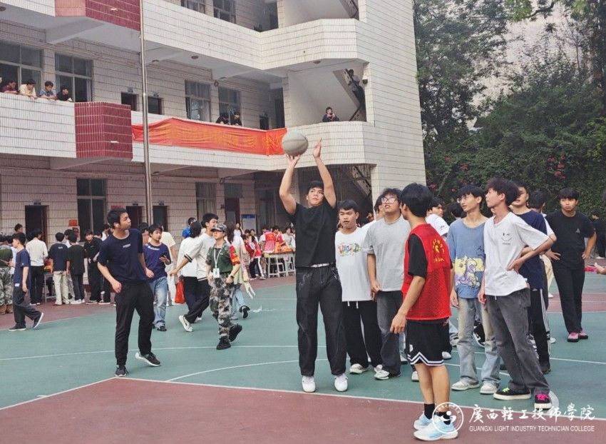 学生参与投篮比赛瞬间.jpg
