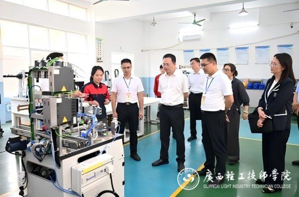 调研组实地走访学院石柱岭校区教学、实训场所2(1).jpg
