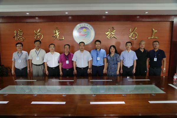 区人社厅副厅长黄学军、职业能力建设处处长杨春华及区技工教育研究室主任覃朝俊等一行6人来我院进行调研.jpg